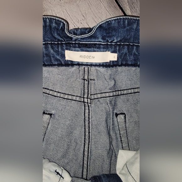 Shorts - Picture 2 of 5